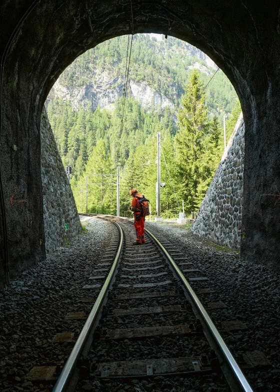 RhB-Mitarbeiter auf Streckenkontrolle