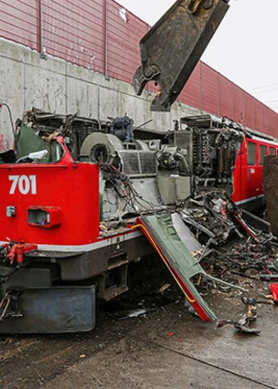 Harte Kost für Eisenbahnliebhaber: Mit roher Gewalt wird die «Raetia» in Stücke gerissen.