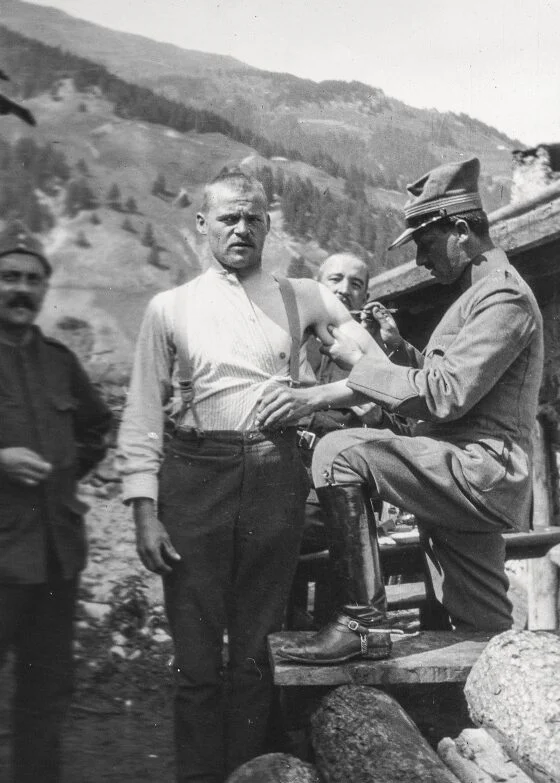 Schweizer Grenzbesetzung am Umbrailpass 1914–1918, Feldarzt beim Impfen. (Foto: ETH-Bibliothek Zürich, Bildarchiv/Fotograf: Staub, Rudolf/HSA_0004-12-014/CC BY-SA 4.0)