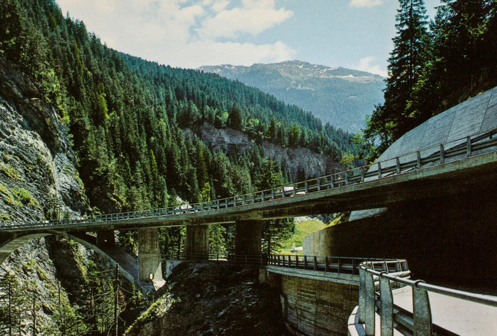 Postkarten zeigen, was die Menschen «eigentlich interessiert». Beispielsweise die «Neue Brücke in der Viamala­schlucht bei Thusis» mit der Kantonsstrasse, verkauft ab Herbst 1970. (Bild: StAGR, Ansichtskarten­nummer 36812 (Bestand N3))

