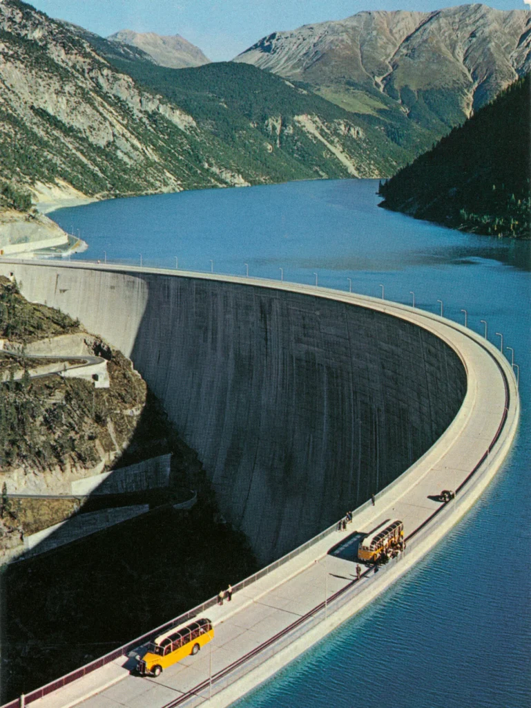 Die befahrbare Staumauer des Lago di Livigno: Neue Ausblicke in eine Landschaft, die angesichts der gigantischen Infrastruktur fast nur noch Kulisse ist. Das Postkartenmotiv erschien auch im August 1971 auf dem Titel der «Terra Grischuna». (Bild: Sammlung Patrick Mühlefluh, Zug)
