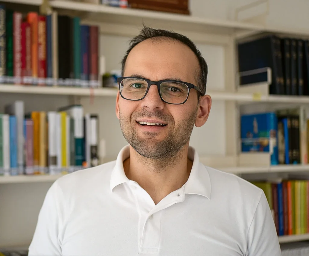 Simon Bundi wuchs in Zignau auf und studierte Allgemeine Geschichte, Filmwissenschaft und Rätoromanistik an der Universität Zürich. In seiner Lizenziatsarbeit untersuchte er den Heimatschutz in Graubünden. Anschliessend doktorierte er mit einer vom Institut für Kulturforschung Graubünden mitfinanzierten Studie über die Bündner Bürgergemeinden. Seit 2016 ist er Kurator im Automobilmuseum der Emil Frey Classics in Safenwil. (Bild: Julian Reich)