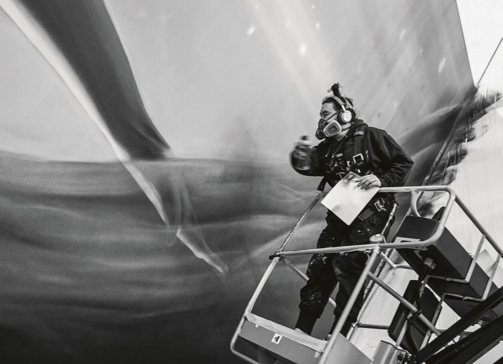 Mit Dose und Maske: Fabian Florin im Einsatz. (Bild: Remy Steiner)
