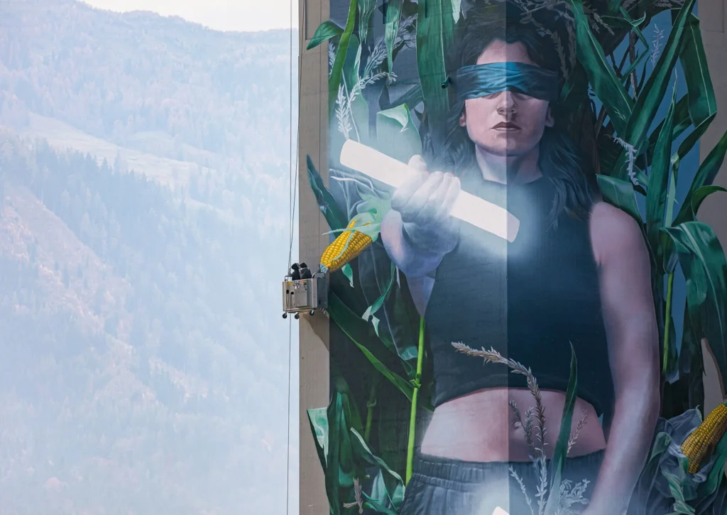 Die grösste Leinwand der Schweiz: Detail des Mühleturms in Chur.
