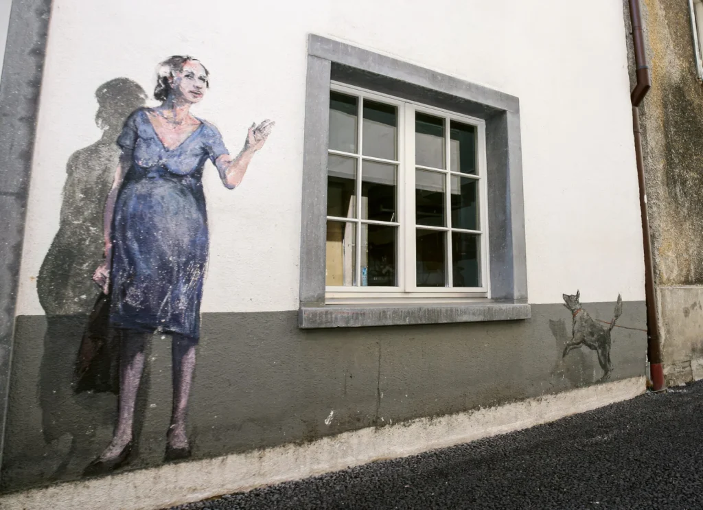 Raus aus dem Keller: eine von Robert Indermaurs Churer Stadtfiguren.
