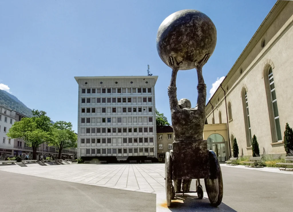 «Einwurf zum Spiel» ziert den Churer Theaterplatz. 

