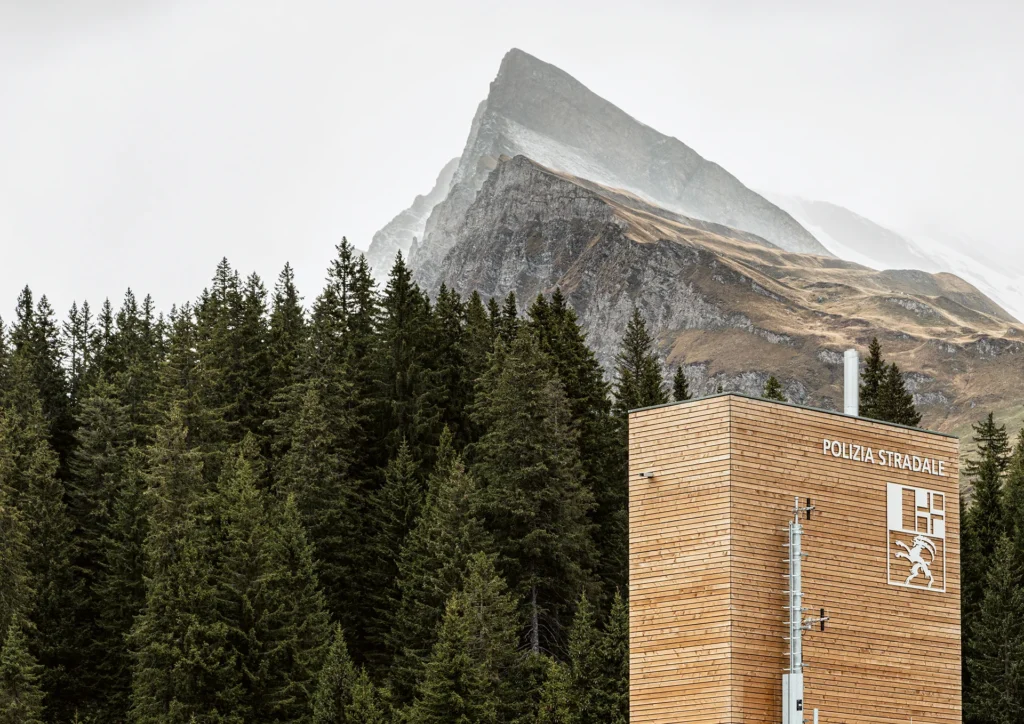 Alpine Kulisse: San Bernardino ist kein gewöhnlicher Arbeitsplatz. (Bild: Andrea Badrutt)
