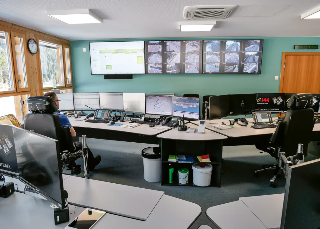 Den ganzen Kanton im Blick: in der Einsatzzentrale San Bernardino. (Bild: Julian Reich)
