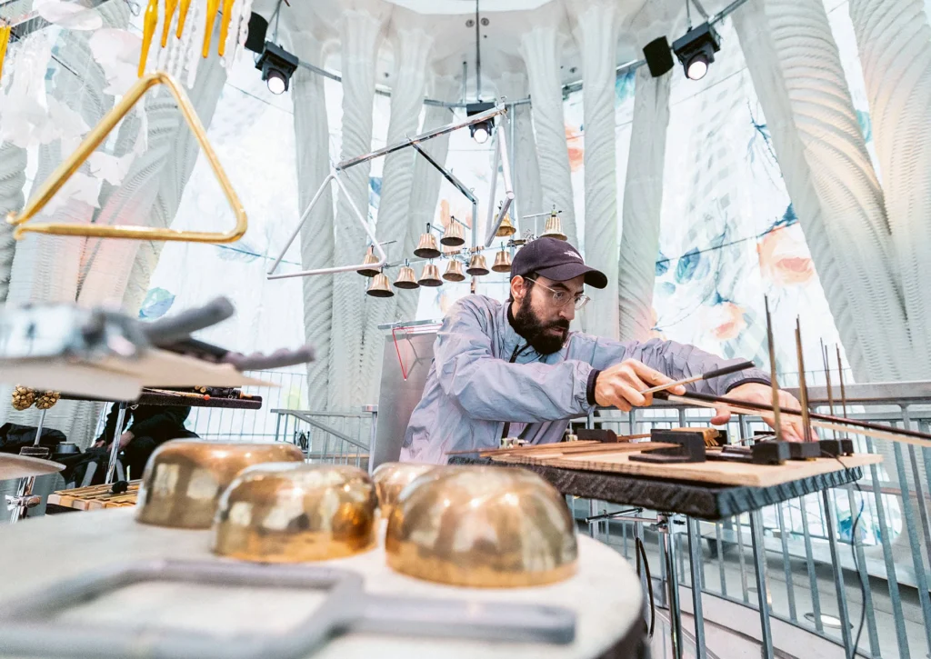 Erste Klänge im 3D-Turm: Perkussionist Miguel Ángel García Martín bei der Uraufführung seiner «Schneekönigin». (Bilder: Stefan Kaiser)

