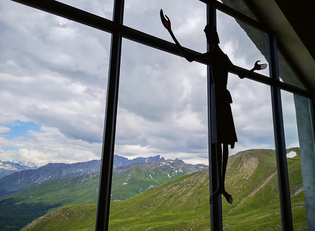Glaube und Natur: Das grosse Fenster im Gotteshaus von Ziteil. 
