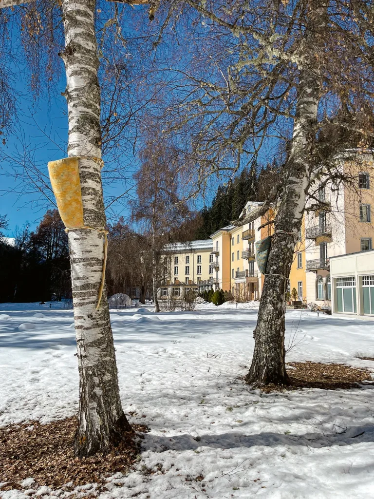 Kunst im Hotelpark: Stefanie Salzmanns «Traumsammle­rinnen». (Foto: Doris Oberneder)
