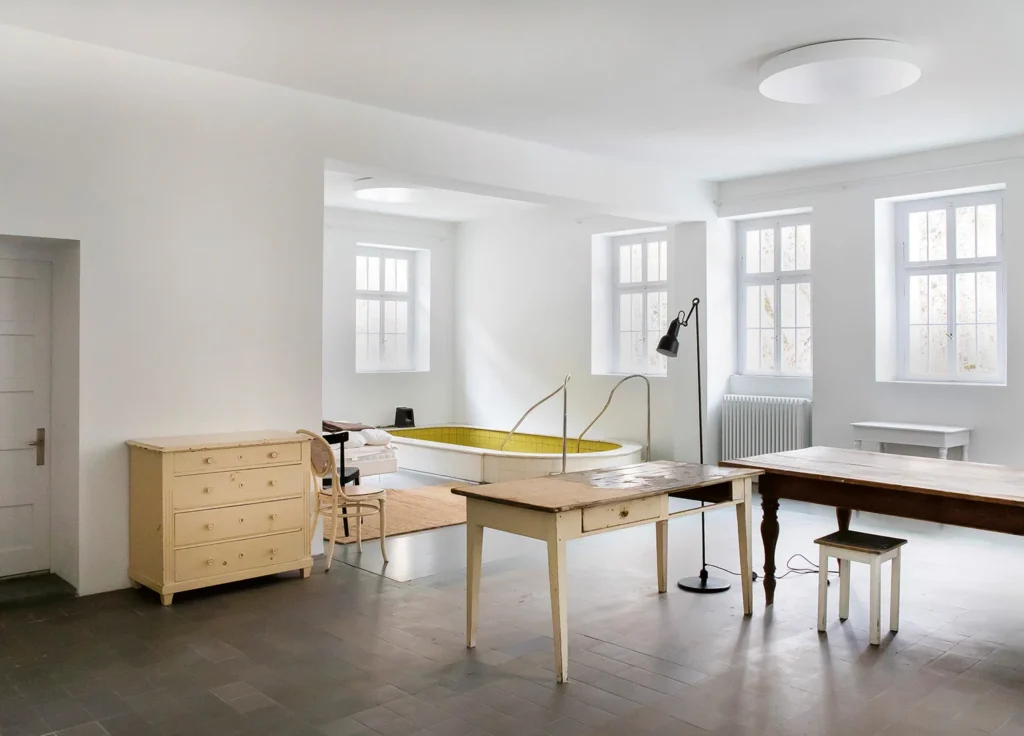 Zeugin des vergangenen Badebetriebs: Badewanne in Zimmer der Fundaziun Nairs (Bild: Funda­ziun Nairs/Nelly Rodriguez)
