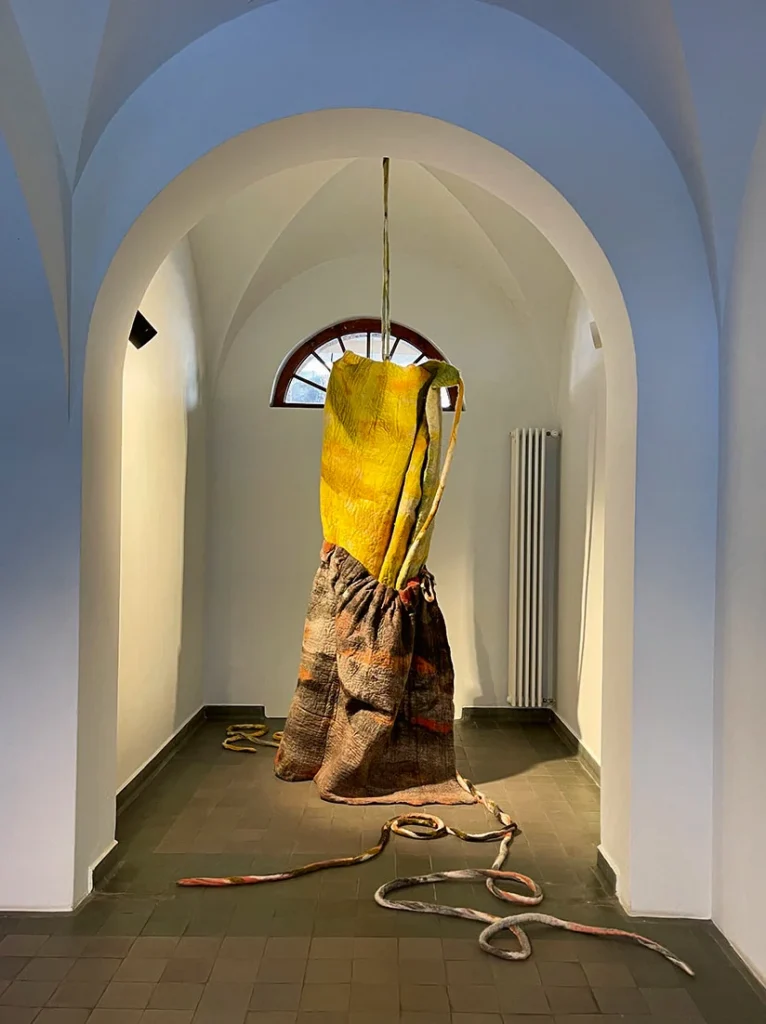 Vom Bade- zum Künstler*innenhaus: Gruppenausstellung in der Fundaziun Nairs. (Foto: Doris Oberneder)
