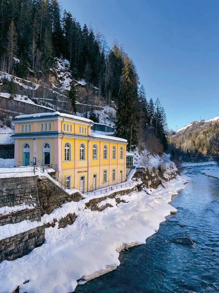 Ganzjährig offen: Die Chasa Carola birgt die Fassung der Carolaquelle. Dazumals wurde hier auch Strom für die elektrische Beleuchtung erzeugt. (Foto: Doris Oberneder)

