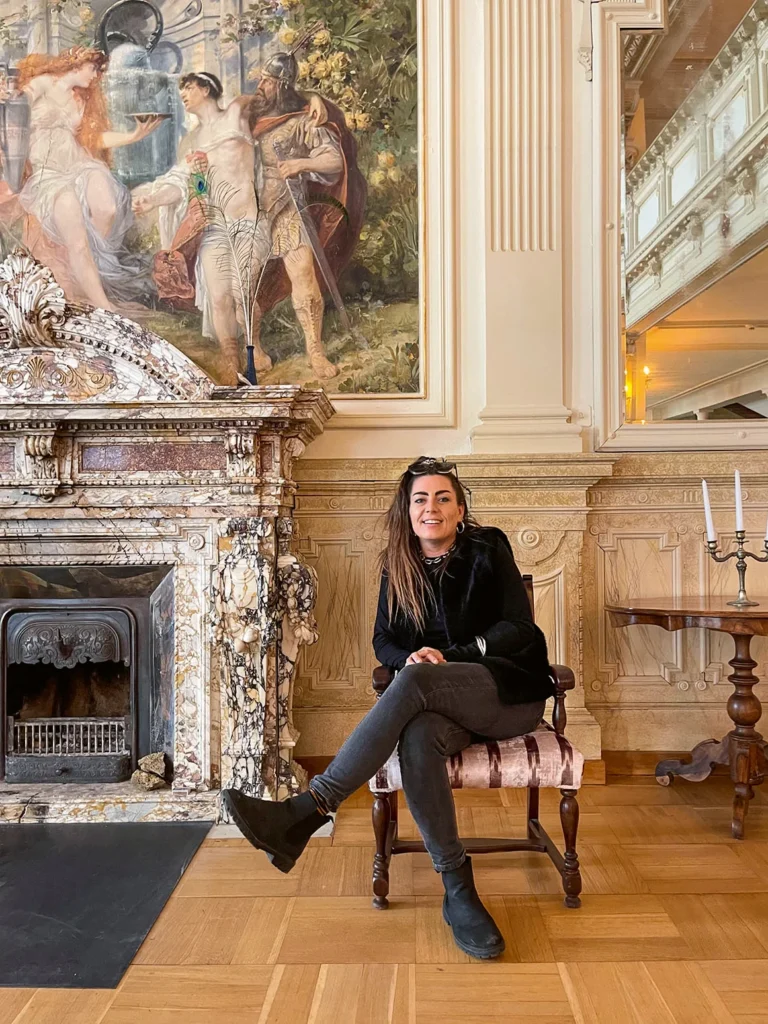 Wasserfee vor Quellnymphe: Lea Hummel ist für das Kulturprogramm im «Scuol Palace» verantwortlich.  (Foto: Doris Oberneder)
