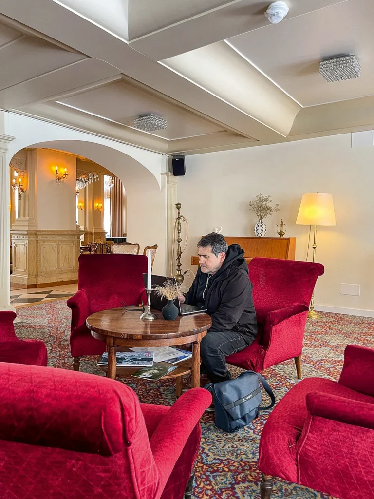 Nah dran: Gaetano Romano entwickelt den Hotelbetrieb strategisch weiter.     (Foto: Doris Oberneder)
