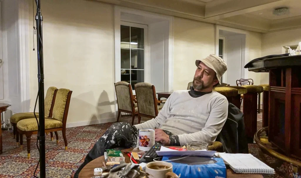 Der Herr der Zimmer: Ioannis Kouroutzakis lebte und arbeitete zwei Jahre lang alleine im Hotel «Scuol Palace». (Foto: Doris Oberneder)